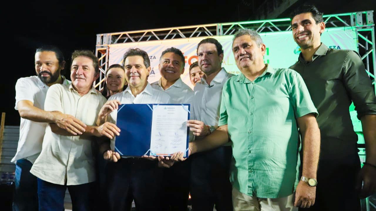 grupo de pessoas posa para a foto